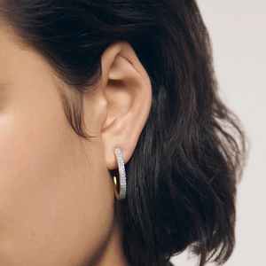 Vue détaillée des boucles d'oreilles créoles en argent 925 doré avec pavé de zircons