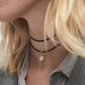 Collier ras de cou double couche en cordon noir avec pendentif perle courbé doré