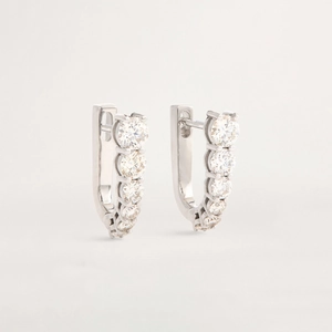 Vue macro des boucles d'oreilles en argent S925 avec zircons ronds en dégradé