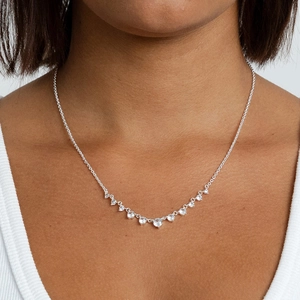 Collier minimaliste en argent sterling S925 avec pendentif en zircon porté par mannequin