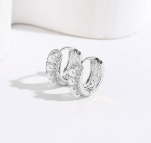 Détail de boucles d'oreilles créoles en argent S925 avec perles blanches et zircon