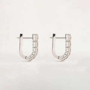 Détail des créoles en forme de U en argent S925 avec quatre pierres de zircon cubique