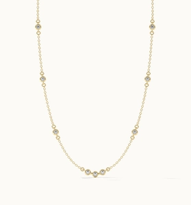 Détail de collier en argent S925 doré serti de zircons ronds brillants et élégants
