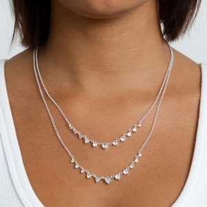 Collier double couche minimaliste en argent S925 avec pendentifs en zircon sur modèle