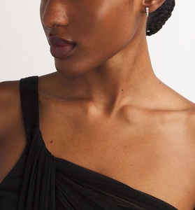 Gros plan de boucles d'oreilles U en argent S925 avec trois zircons ronds gradués