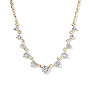 Élégant collier en argent S925 doré avec pendentif zircon en V sur fond blanc