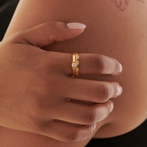Elegant gold S925 sterling silver ring set with round crystal and wavy lace band