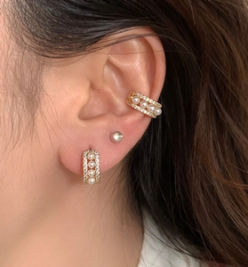 Vue macro des boucles d'oreilles en argent S925 dorées avec mini perles et zircons