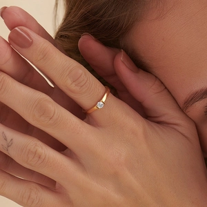 Elegant S925 sterling silver ring with single sparkling gemstone and gold finish