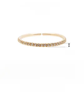 Détail de la bague ajustable en argent S925 avec micro-pavage d'oxydes de zirconium
