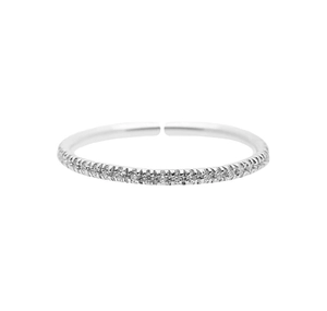 Gros plan sur la bague ouverte en argent S925 avec pavage délicat de zircons cubiques