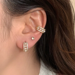 Boucles d'oreilles élégantes en argent S925 dorées avec perles et cristaux sur oreille
