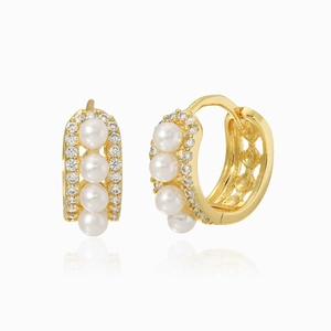 Boucles d'oreilles créoles dorées avec quatre perles blanches et cristaux de zircone