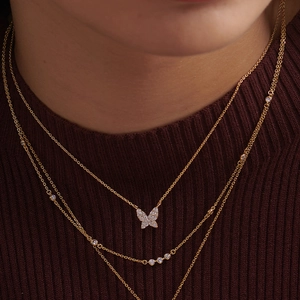 Collier doré triple rang avec pendentif papillon et zircons brillants pour femme