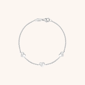 Gros plan détaillé du bracelet en argent sterling S925 avec cœurs en zircon et fermoir mousqueton