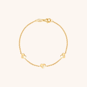 Détail du bracelet coeur en argent S925 doré avec des pierres de zircon scintillantes