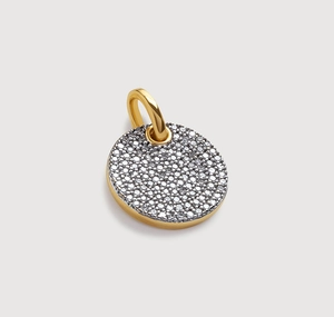 Gros plan d'un pendentif rond doré avec micro-pavage de pierres de zircone blanches