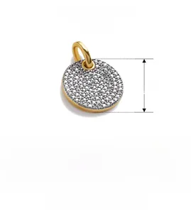 Vue détaillée du pendentif rond en argent 925 de 12,9mm serti de zircons cubiques