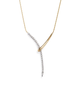 Détail du collier en argent S925 en forme de Y avec barre dorée polie et diamants incrustés