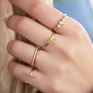 Ensemble de bagues dorées en argent S925 avec accents de diamants et design barre en T