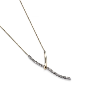 Détail macro du collier en argent S925 avec barre dorée asymétrique et pendentif pavé