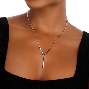 Détail d'un collier en Y doré en argent S925 avec zircons incrustés et design géométrique