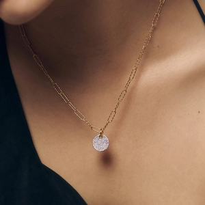 Élégant collier trombone en argent S925 plaqué or avec pendentif disque en zircons étincelants