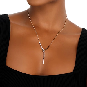 Collier minimaliste en argent S925 en forme de Y doré porté par un mannequin