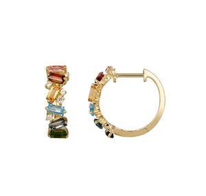 Détail de créoles en argent S925 doré avec des zircons colorés et des diamants