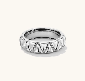 Detailansicht des S925 Sterling Silber Rings mit geometrischem Prismenrelief-Muster