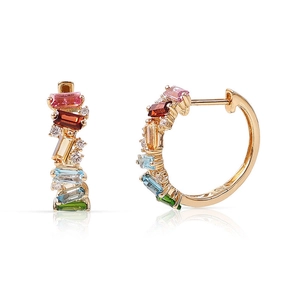 Créoles en argent S925 plaqué or avec zircons arc-en-ciel colorés sur fond blanc