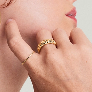 Minimalistisches Ring-Set aus S925 Sterlingsilber mit gesteppter Struktur in Goldoptik