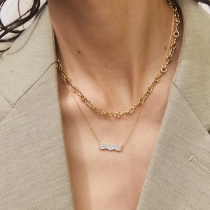 Colliers superposés en argent S925 doré avec maillons irréguliers et pendentif bar wavy