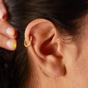 Polished minimalist 18K gold plated S925 silver hoop earrings on female model