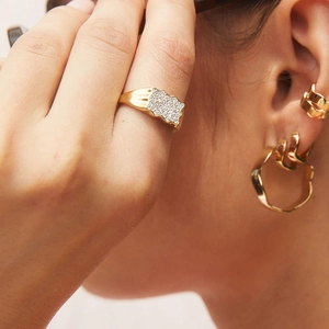 Elegant gold-plated S925 silver ring featuring wavy edges and sparkling zircon inlay