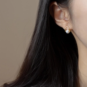 Elegant S925 silver water drop pearl stud earrings with minimalist gold hollow design