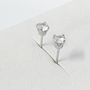 Détail de boucles d'oreilles S925 en argent avec zircons ronds et serti à quatre griffes