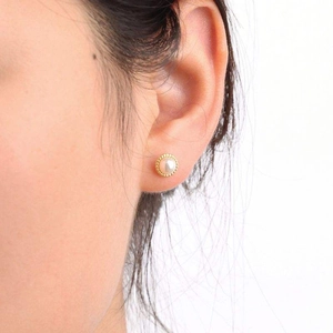 Elegant s925 silver pearl stud earrings with a gold twisted metal border for women