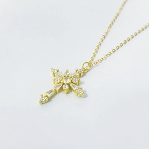 Collier minimaliste en argent S925 plaqué or avec pendentif croix et diamants étincelants