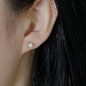 Elegant S925 sterling silver pearl stud earring with gold base and red dot accent