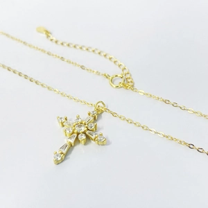 Élégant collier pendentif croix en argent S925 plaqué or avec zircons brillants sertis