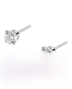 Gros plan de boucles d'oreilles couronne en argent sterling S925 avec zircons transparents
