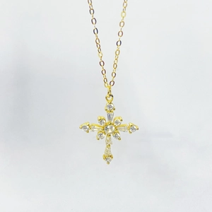 Collier élégant avec pendentif croix en argent 925 plaqué or et oxydes de zirconium brillants