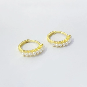 Élégantes boucles d'oreilles huggies en argent S925 doré avec petites perles blanches