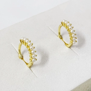 Boucles d'oreilles créoles S925 en argent doré avec incrustation de micro perles