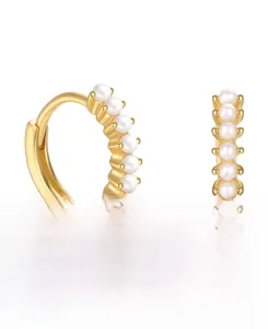 Dettaglio degli orecchini a cerchio in argento S925 placcati oro 18K con sette piccole perle