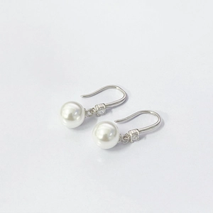 Boucles d'oreilles vintage en argent S925 avec perles et zircons brillants sur blanc