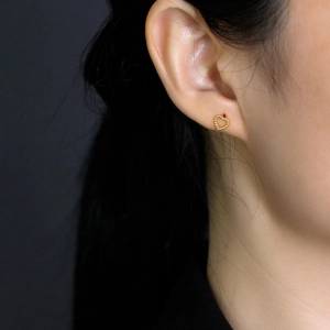 Boucles d'oreilles cœur ajouré en argent S925 doré avec détails perlés élégants