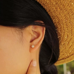 Elegant gold flower stud earring in S925 sterling silver with sparkling zircon stones
