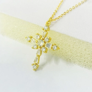 Élégant collier croix en argent sterling S925 doré avec cristaux de zircone brillants